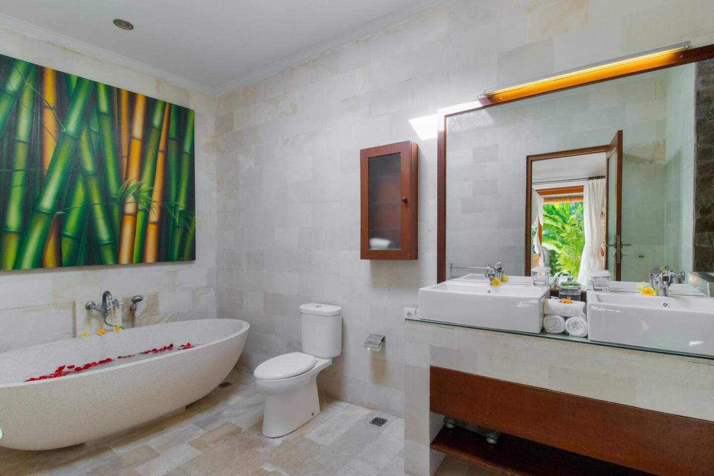 Willa Heart Of Seminyak, 2Br, Sleeps 4, Walk To Bintang Zewnętrze zdjęcie